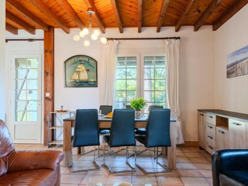 une salle à manger avec une table et des chaises dans l'établissement Holiday Home Promenade des Pins by Interhome, à Mimizan-Plage