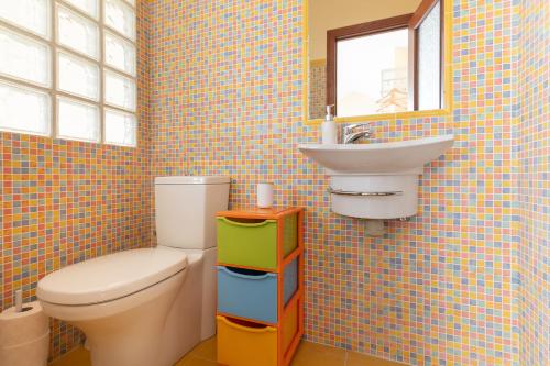 Ένα μπάνιο στο Duplex en Comillas con garaje