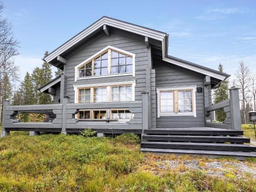 ein graues Haus auf einem Hügel in der Unterkunft Holiday Home Rukaniemen kontio by Interhome in Ruka