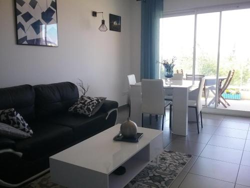 un salon avec un canapé et une table dans l'établissement Belle vue, à Marseille