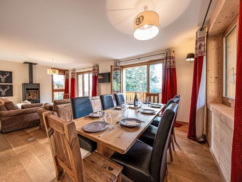comedor y sala de estar con mesa de madera y sillas en Chalet Dipankar by Interhome, en Villars-sur-Ollon