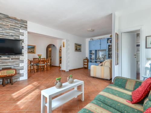 Μια τηλεόραση ή/και κέντρο ψυχαγωγίας στο Apartment La terrazza di Pomonte by Interhome
