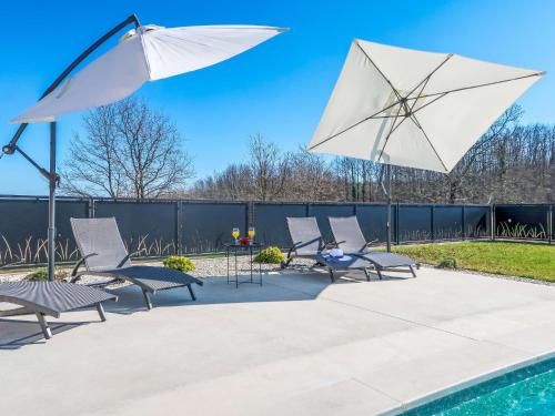 Bazén v ubytování Holiday Home Villa Temelia by Interhome nebo v jeho okolí