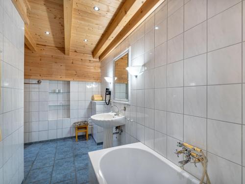 Koupelna v ubytování Holiday Home Karin by Interhome