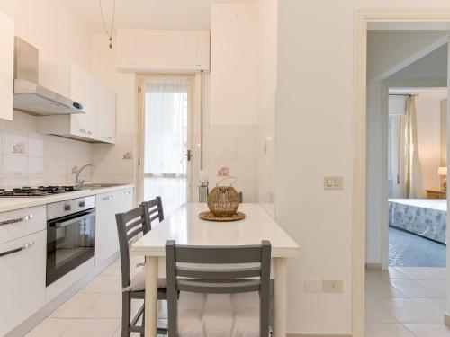 Kuchyň nebo kuchyňský kout v ubytování Apartment Al numero 13 by Interhome