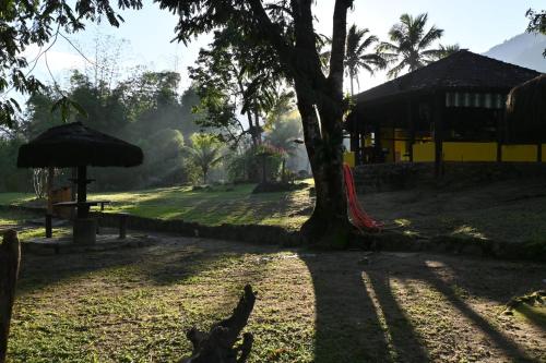 a park with a playground and a tree and a building at Tangaras da Serra in Macaé