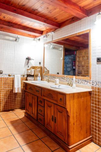 a bathroom with a sink and a mirror at ALCALA DEL JUCAR, Casa rural Rio Tranquilo 1 -Piscina privada- in Tolosa