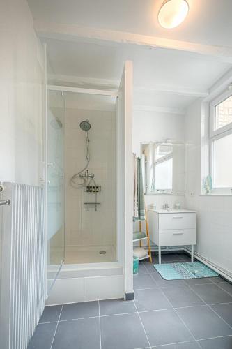 Ένα μπάνιο στο Studio with Terrace - Train Station 2 min away