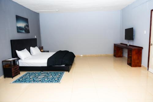 Postel nebo postele na pokoji v ubytování Tris Estates Hotel & Suites