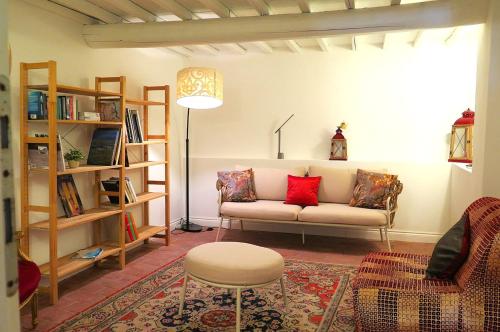 a living room with a couch and a table at Casa Bardi in San Gimignano