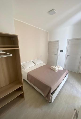 a bedroom with a large bed in a room at La Casa di Sara in Porto Empedocle