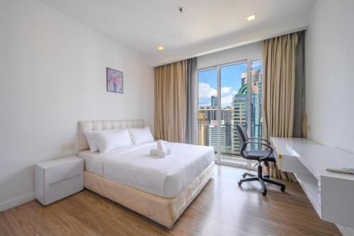 una camera da letto con un letto, una scrivania e una finestra di Executive Suites By OHaus a Kuala Lumpur