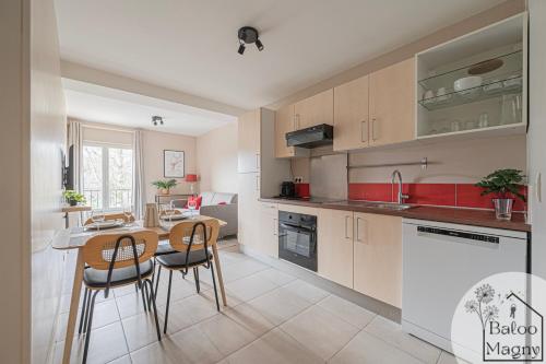 une cuisine avec une table et des chaises dans une pièce dans l'établissement Donald's Lodge - 5 minutes to Disneyland Paris, à Magny-le-Hongre