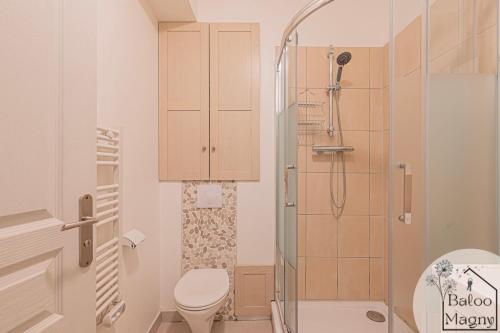 ein kleines Badezimmer mit Toilette und Dusche in der Unterkunft Donald's Lodge - 5 minutes to Disneyland Paris in Magny-le-Hongre