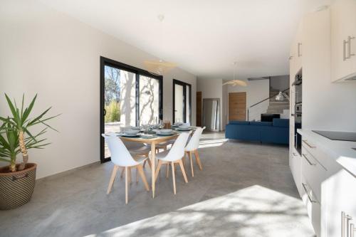 une cuisine et une salle à manger avec une table et des chaises dans l'établissement Maison paisible au pied de la Sainte Victoire Idéale pour un séjour en famille ou entre amis, à Beaurecueil