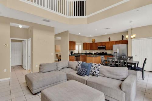 Η κουζίνα ή μικρή κουζίνα στο Orlando Gem - Private Pool and Theater Room