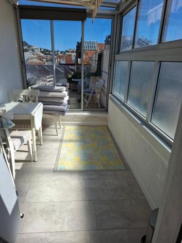 d'un balcon avec vue sur une chambre dotée de fenêtres. dans l'établissement Macé9, à Cannes
