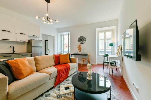 Flavie - Hypercentral Cosy Modern - by TGB