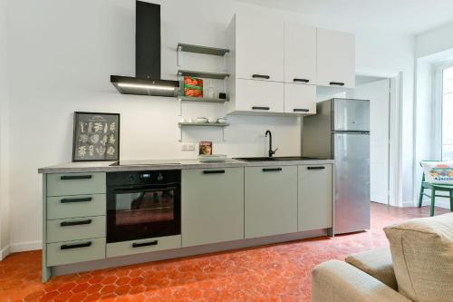 Kuchyň nebo kuchyňský kout v ubytování Flavie - Hypercentral Cosy Modern - by TGB