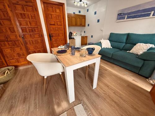ein Wohnzimmer mit Tisch und Couch in der Unterkunft Estudio San Marcos 17 in La Manga del Mar Menor