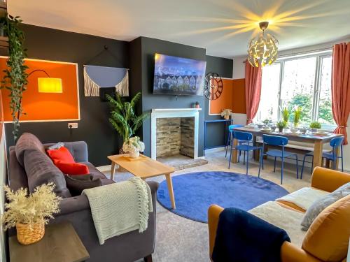 a living room filled with furniture and a dining room at ColleyHouse-private parking-business-group-relocation-SpaciousStylish 4BRHome-Sleeps 10 in Sheffield