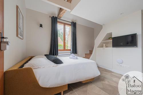 une chambre avec un lit blanc et une fenêtre dans l'établissement Abu - Studio Cosy à Disneyland, à Magny-le-Hongre