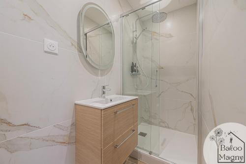 une salle de bain avec un lavabo et une douche dans l'établissement Abu - Studio Cosy à Disneyland, à Magny-le-Hongre