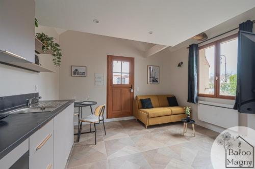 une cuisine et un salon avec un canapé et une table dans l'établissement Abu - Studio Cosy à Disneyland, à Magny-le-Hongre