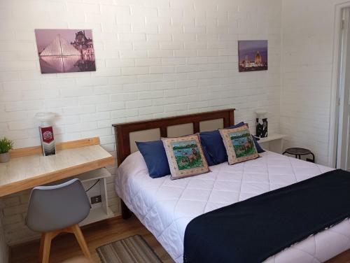 Una cama o camas en una habitación de Hostal Rucatremo