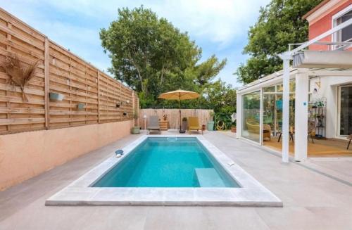 une piscine dans l'arrière-cour d'une maison dans l'établissement Villa Perdrix, à Marseille