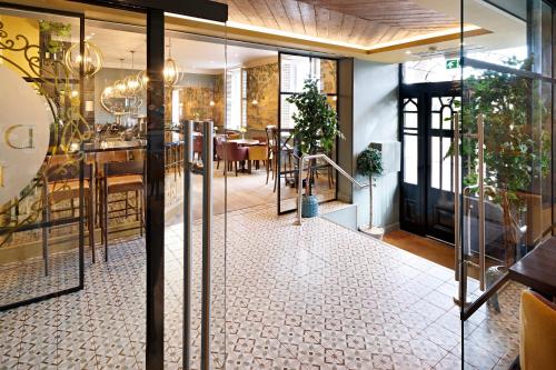 a restaurant with glass doors and a dining room at The Kings Arms in Christchurch