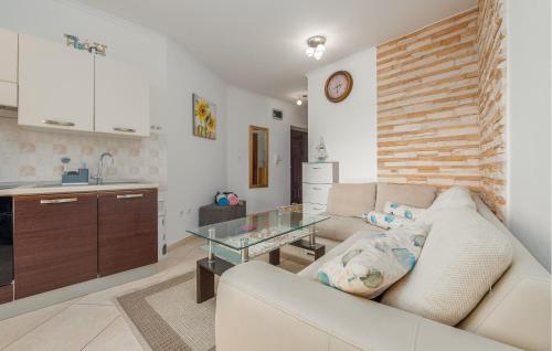 Dapur atau dapur kecil di Stunning Apartment In Povljana
