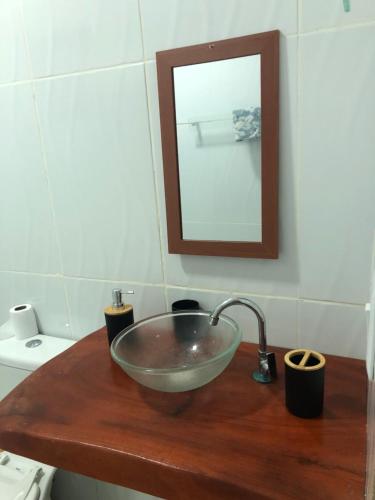 科鲁里皮Miai Casa de campo的浴室的木台面上有一个碗水槽