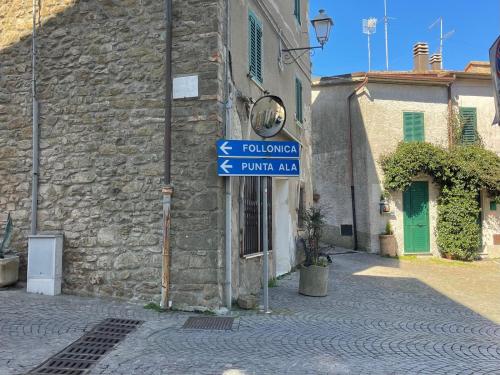 a street sign in front of a stone building at Nido d'Arte in Tirli
