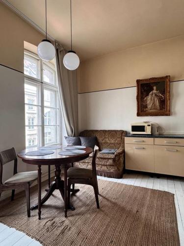ein Wohnzimmer mit Tisch und Couch in der Unterkunft Big Retro (PRL) Apartment City Center - Old Town in Breslau