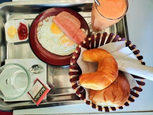 曼克拉La Pepa Máncora的包括鸡蛋和羊角面包的早餐托盘