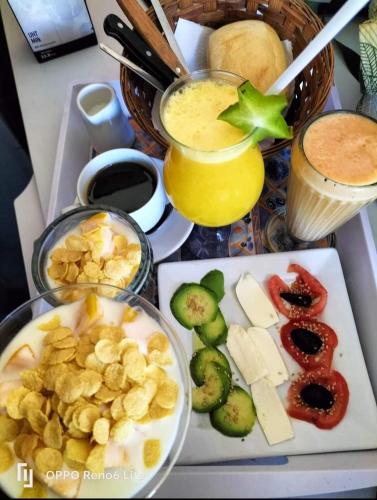 曼克拉La Pepa Máncora的一盘食物，包括奶酪、水果和一杯饮料