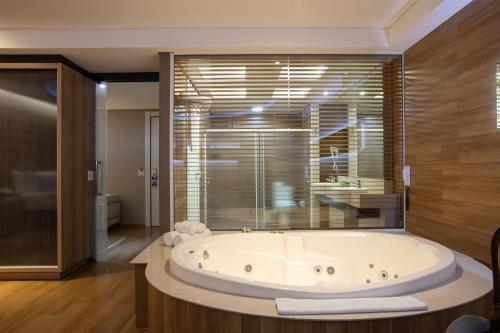 Ένα μπάνιο στο Recanto Cataratas - Thermas, Resort e Convention