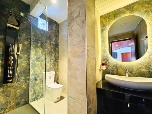 a bathroom with a sink and a mirror at Queens mount in Kandy