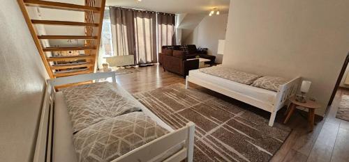 ミュルハイム・アン・デア・ルールにあるFerienwohnung Mülheim Heißen mit großem Balkonのリビングルーム(ベッド1台、階段付)