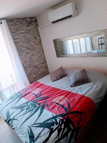 - une chambre avec un lit orné d'une peinture de poissons dans l'établissement Naturiste Cap d'Agde Port Soleil 456, au Cap d'Agde