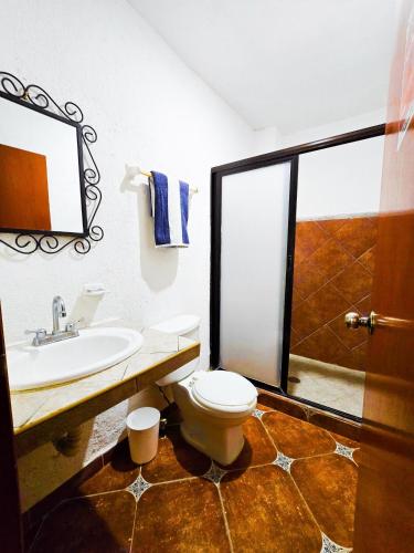 a bathroom with a toilet and a sink at Hotel Villa Esmeralda in Tuxtla Gutiérrez