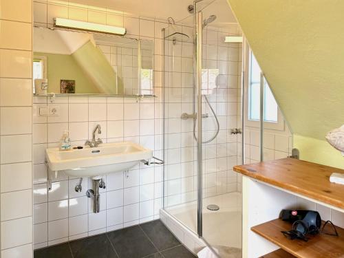 Bilik mandi di Haus am See - Absolute Rarität, gemütliches Haus mit privatem Seezugang
