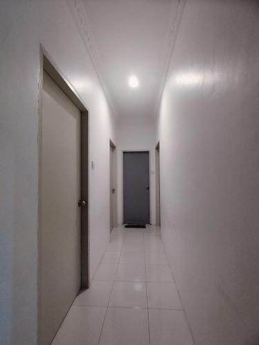 an empty corridor with a door and a corridorngthngthngthngthngth at Amna Homestay Sandakan in Sandakan