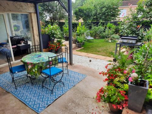 Zahrada ubytování Maison tranquille dans centre ville