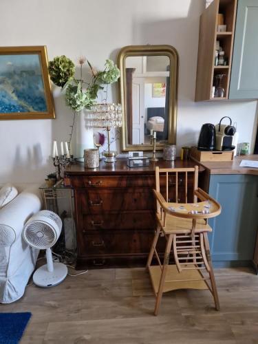 - une cuisine avec une commode en bois et un miroir dans l'établissement Maison tranquille dans centre ville, à Périgueux