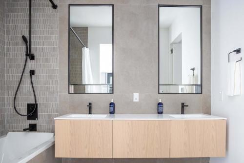 Ein Badezimmer in der Unterkunft Brightwater by Rove Villa with Sauna Pool and Outdoor Spaces