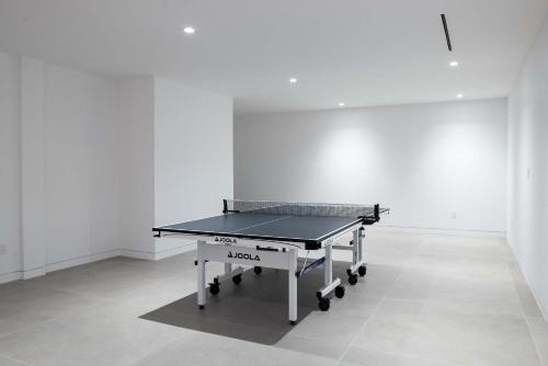 Tischtennis in der Unterkunft Brightwater by Rove Villa with Sauna Pool and Outdoor Spaces oder in der Nähe