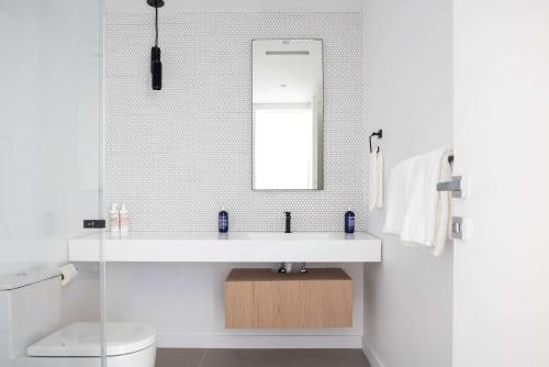 Ein Badezimmer in der Unterkunft Brightwater by Rove Villa with Sauna Pool and Outdoor Spaces