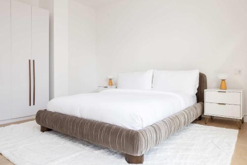 Ein Bett oder Betten in einem Zimmer der Unterkunft Brightwater by Rove Villa with Sauna Pool and Outdoor Spaces